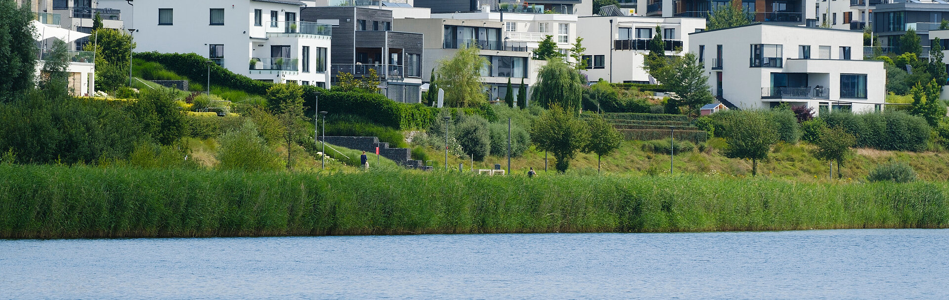 Gebäude an einem See. 